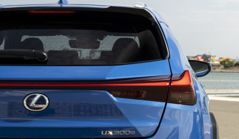 Lexus UX 300e lleno
