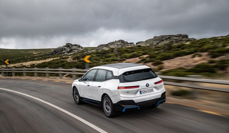 BMW iX lleno