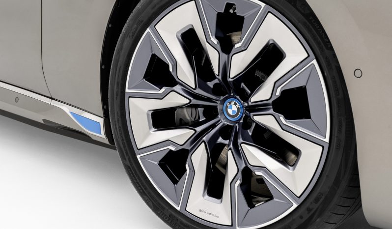 BMW i7 lleno