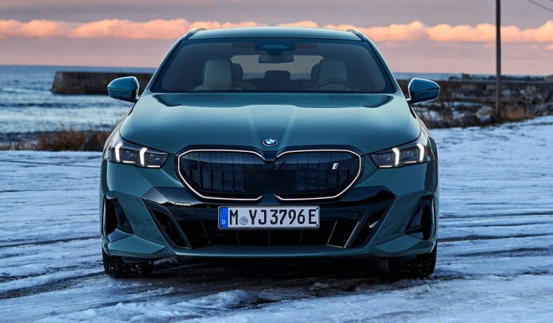 BMW i5 Touring lleno