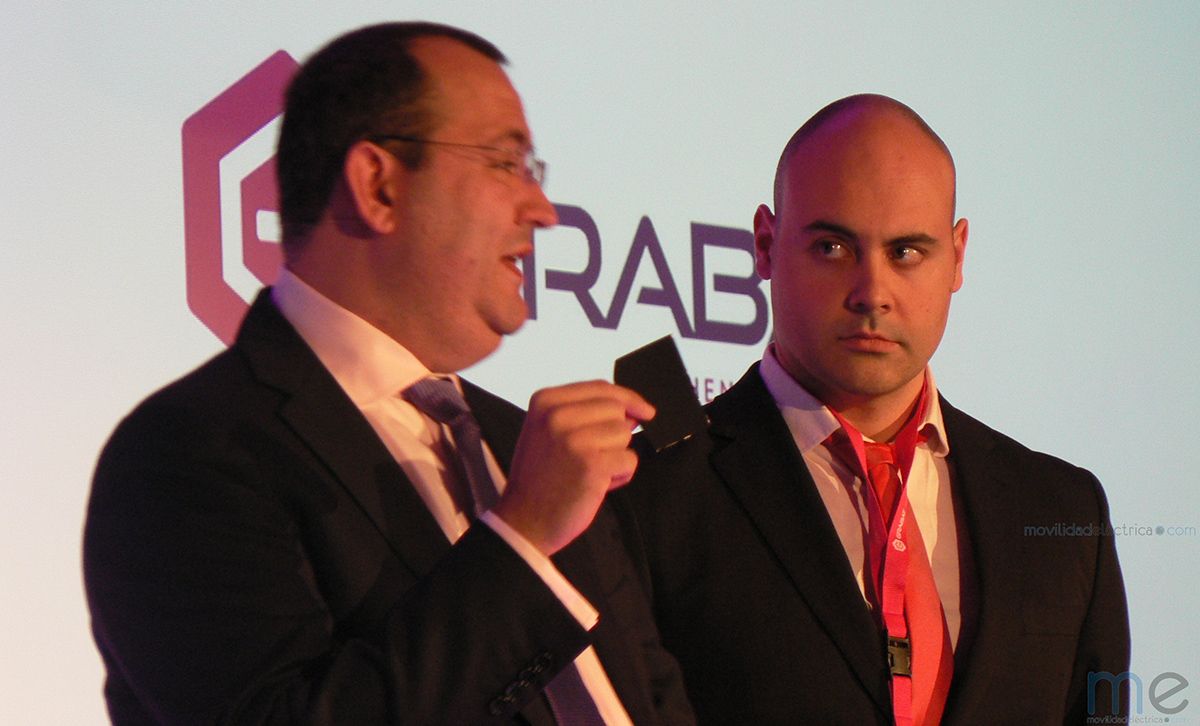 Martín Martínez CEO de Graphenano con un prototipo de bateria de grafeno