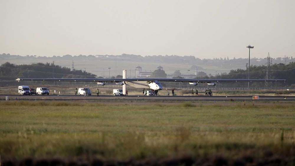 El Solar Impulse 2 en el aeropuerto de Sevilla