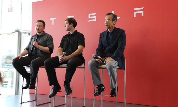 Elon Musk y JB Straubel de Tesla y Yoshihiko Yamada de Panasonic