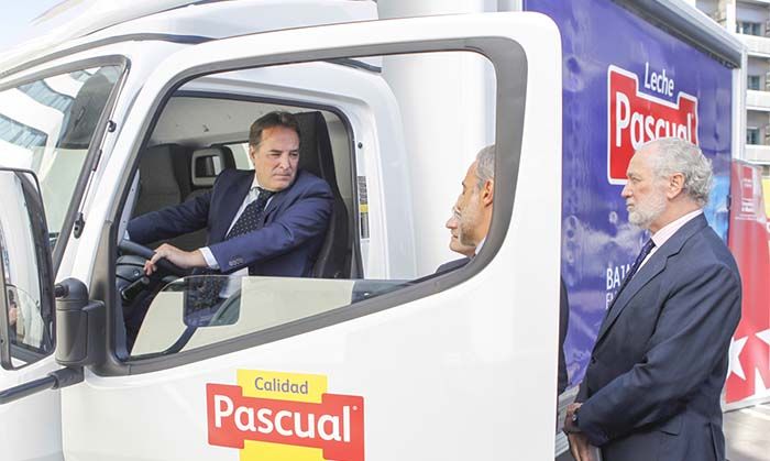 Consejero de Medio Ambiente y representantes de Pascual y Mercedes en la presentación de la II fase de su Plan de Movilidad Sostenible