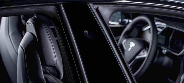 Una de las nuevas cámaras del sistema de conducción autónoma de Tesla