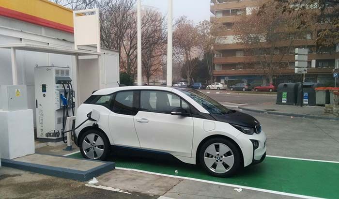 Punto de recarga rápida en Madrid-Avenida de Machupichu 105