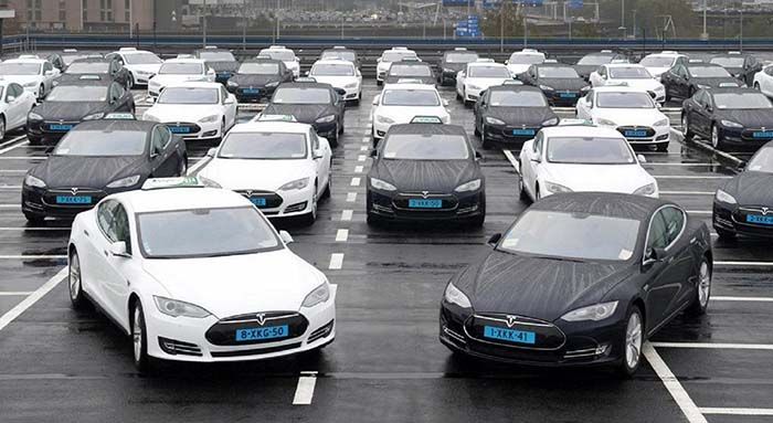 Tesla Model S taxi del aeropuerto de Schiphol en Ámsterdam