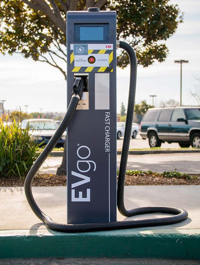 Puesto de carga ultra rápida de EVgo y ABB