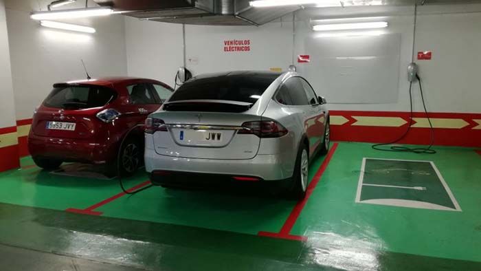 Puntos de recarga de Tesla en el Corte Inglés de San Chinarro de Madrid