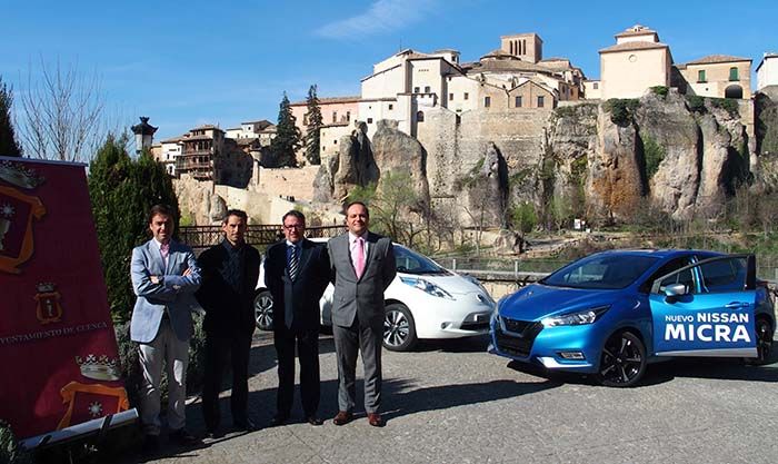 Representantes de Nissan y el Ayuntamiento de Cuenca durante el acto de entrega