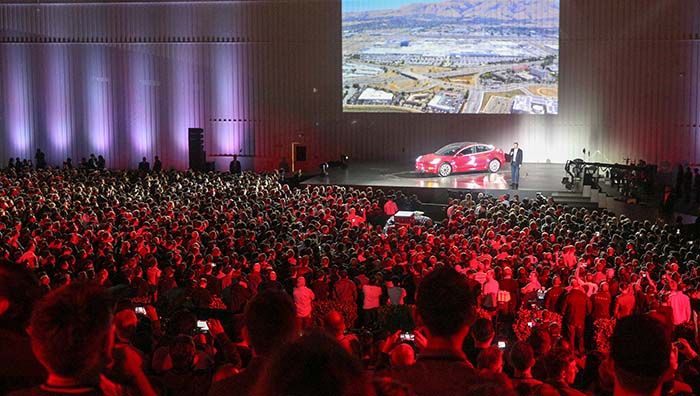 La fiesta de entrega de las primeras unidades del Tesla Model 3 a los empleados