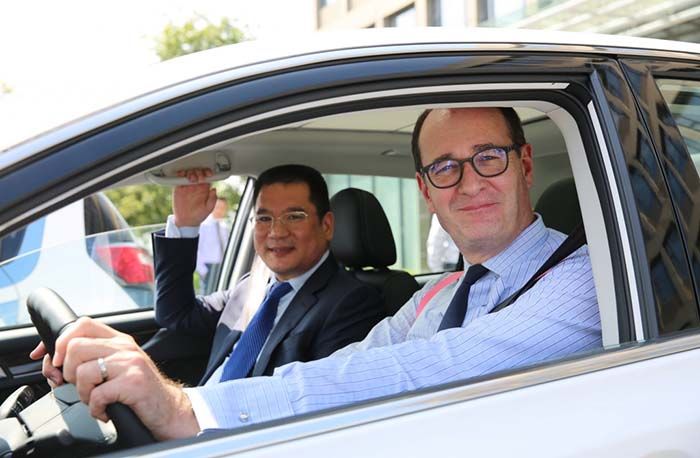Jin Zheyong de Anhui Zotye Automobile y Peter Fleet de Ford Motor Company