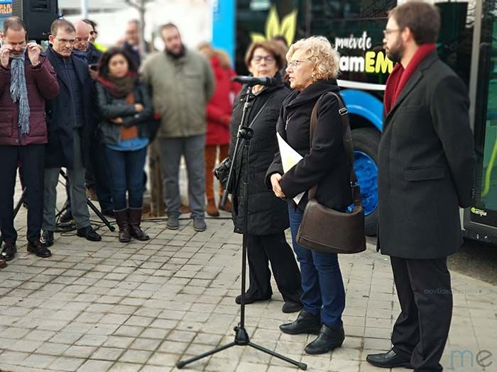 Manuela Carmena, alcaldesa de madrid, la delegada de Medio Ambiente y Movilidad y presidenta de EMT, Inés Sabanés y el gerente de EMT, Álvaro Fernández Heredia