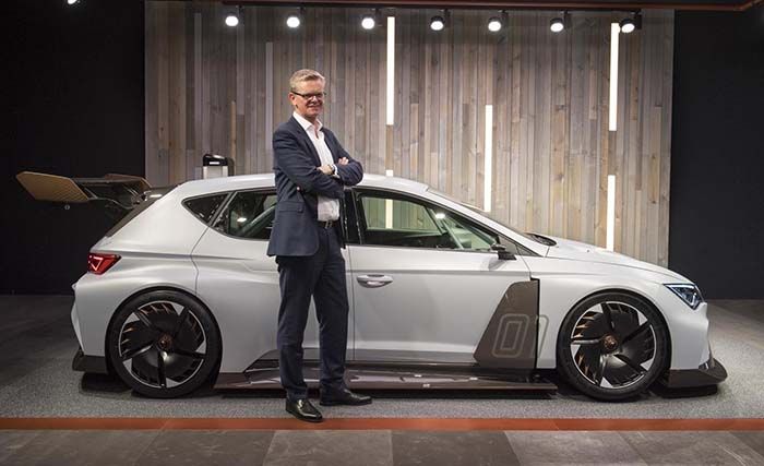 Dr. Matthias Rabe, vicepresidente de Investigación y Desarrollo de SEAT, junto al Cupra e-RACER