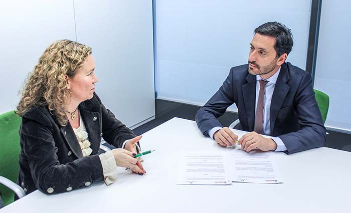 Isabel Reija, consejera delegada de Feníe Energía y Christian Costagann, director de Marketing de Nissan