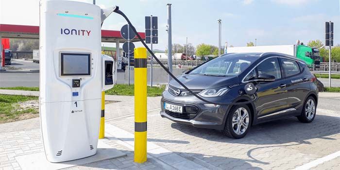 Estación de carga de Ionity en el área de servicio Brohltal-Ost de la Autobhan A61, operada por Tank & Rast