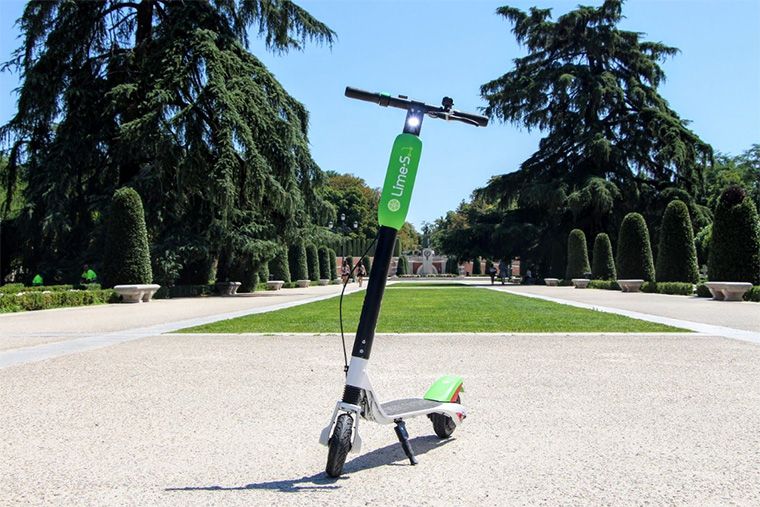 Patienete eléctrico de Lime en el Retiro de Madrid