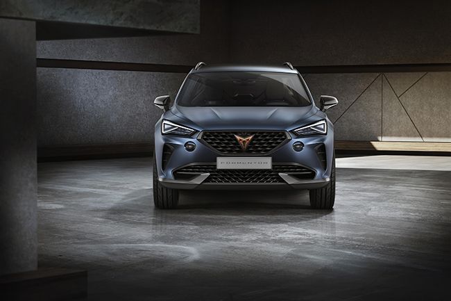 La exclusividad del color exterior, en tono azul petróleo mate, acentúa aún más el diseño general del CUPRA Formentor