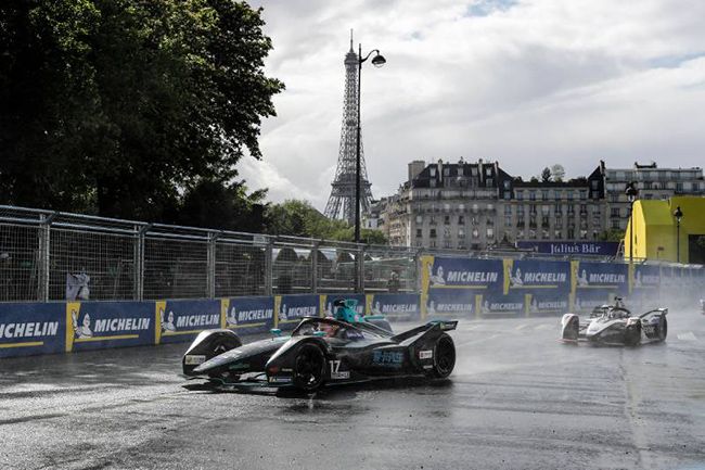 Lluvia, granizo..., un día muy difícil para correr por las calles de París