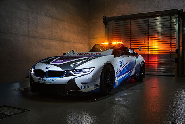 Aprovechando la novena carrera de la Fórmula E en Mónaco, BMW presento su nuevo i8 Roadster Safety Car.