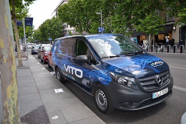 La calle Serrano de Madrid acoge este fin de semana numerosos vehículos eléctricos para que los interesados puedan probarlos.