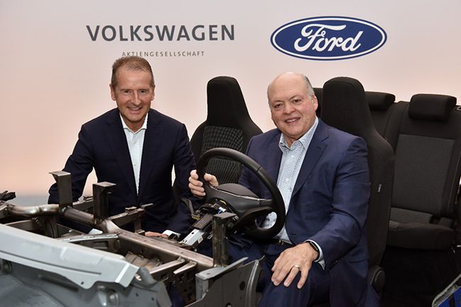 Ford y Volkswagen anuncian que amplían su colaboración. EN la foto, los CEO de ambas compañías. 