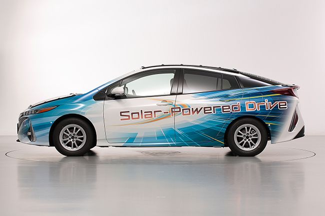 Toyota prueba el vehículos con paneles solares evolucionados.