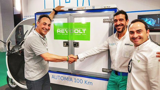 De izda. a dcha.: Ángel Sánchez, CEO de Revoolt, José María Gómez, CEO de Passion Motorbike y José Ubaldo Pedraza, socio fundador de Revoolt