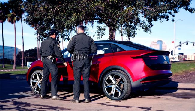 Policias observando en Volkswagen ID. Crozz en Long Beach.