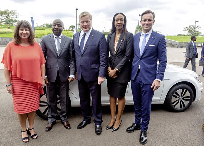 Acto para anunciar el proyecto en Ruanda, con autoridades y responsables de Siemens y Volkswagen. 