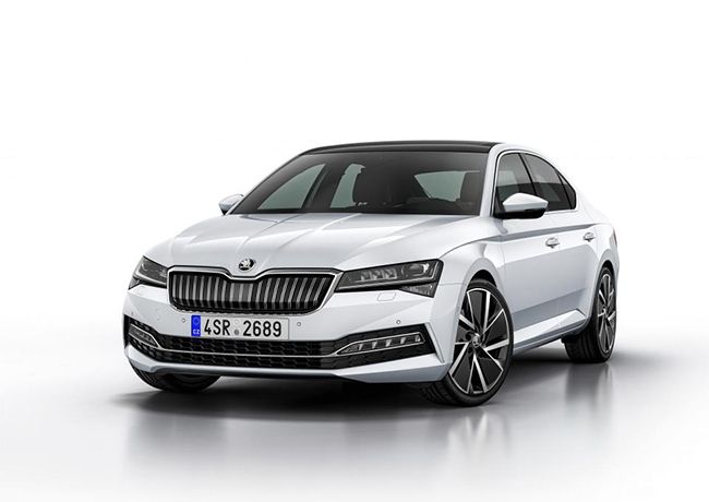 La berlina tiene una potencia de 160 kW (218 CV). Su autonomía en modo eléctrico es de 55 km. 