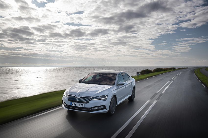 El ŠKODA SUPERB iV es el primer híbrido enchufable de la marca.