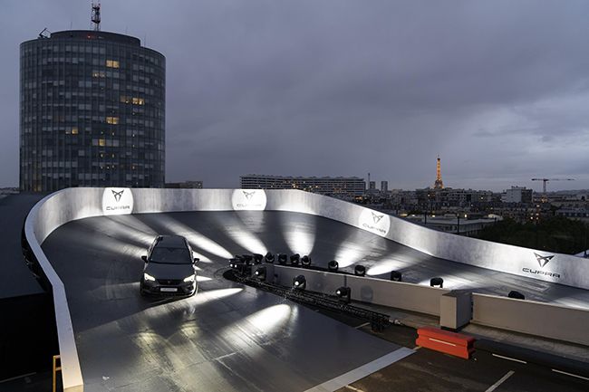 CUPRA instaló un circuito en una terraza de París tras la presentación del Tavascán: "CUPRA: THE ROOFTOP DRIVING EXPERIENCE".