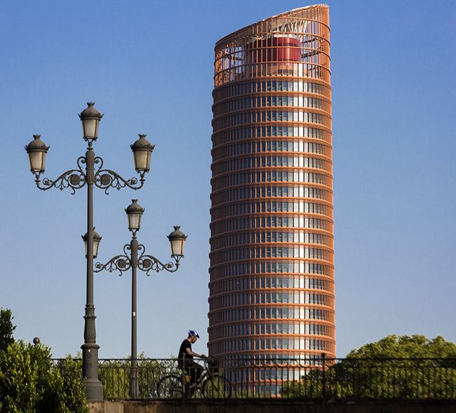 TORRE SEVILLA es una amplio complejo comercial, turístico, cultural y de ocio de la capital andaluza.