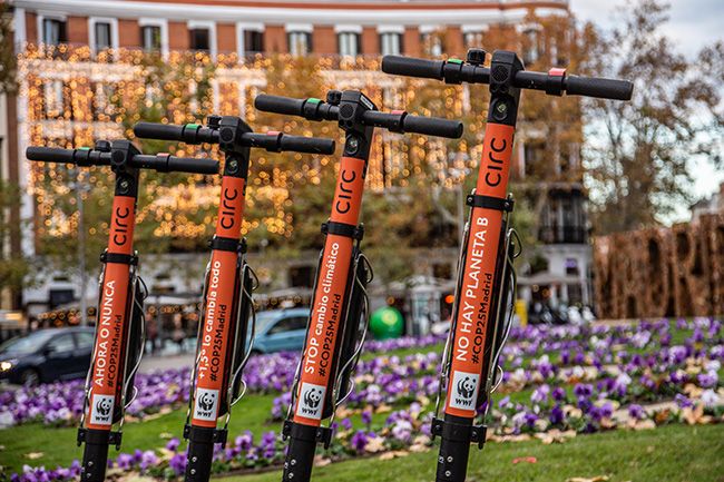 WWF utilizará los patinetes Circ durante la COP25 con emblemas sobre la emergencia climática.