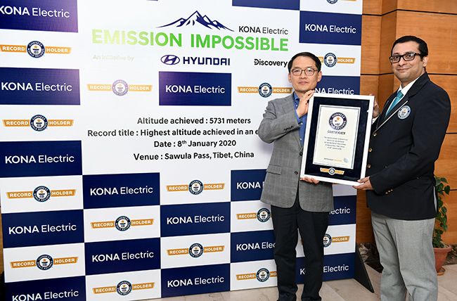 Hyundai recibe el certificado del récord Guinness.