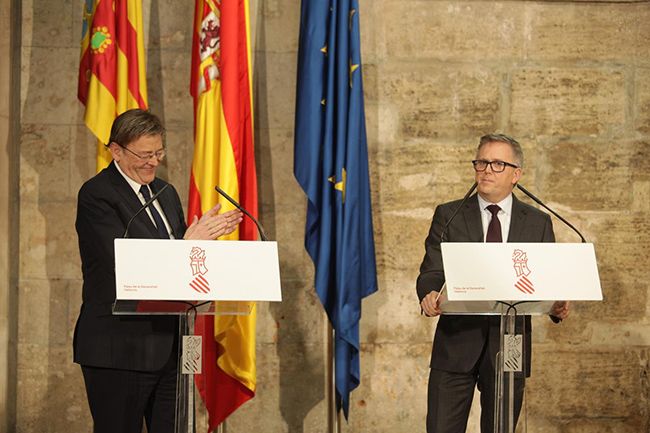 Stuart Rowlwy, presidente de Ford Europa, y Ximo Puig, presidente de la Generalitat, durante el acto celebrado para anunciar la inversión.