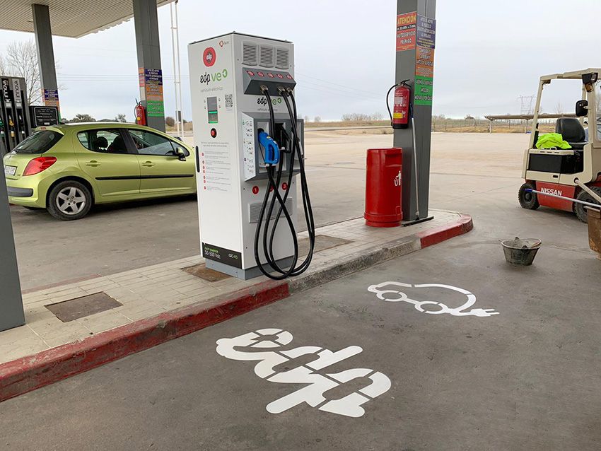Nuevo punto de recarga de EDP en el área de servicio de Palazuelo, en la A-66, entre León y Benavente.