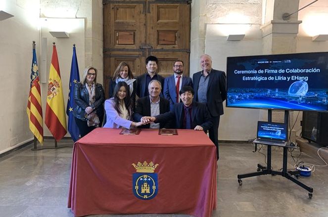 Manuel Civera Salvador, Alcalde de Llíria, y Hu Huazhi, fundador y CEO de EHang, en la firma del acuerdo.