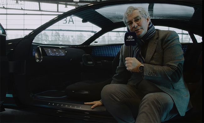 Luc Donckerwolke, director de diseño de Hyundai Motor Group, presentando el Prophecy.