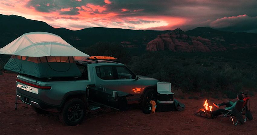 La Rivian R1T cuenta con accesorios que los convierten que facilitan los viajes de aventura, como la cocina y la tienda de campaña.