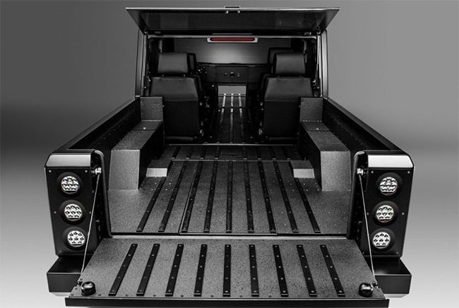 Puerta trasera del Bollinger B2.