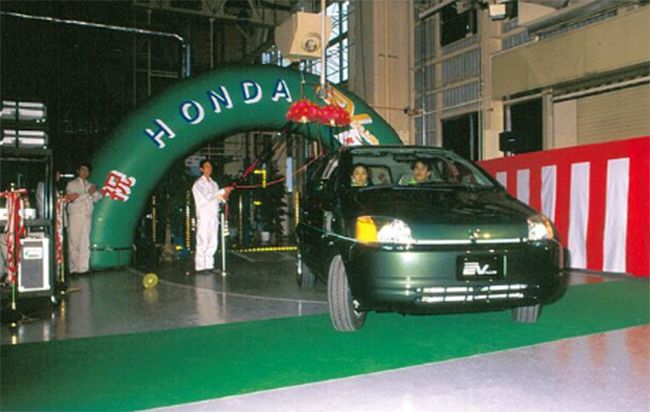 El primer Honda EV Plus sale de la fábrica.