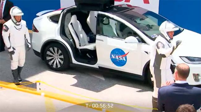 Astronautas de la NASA, Bob Behnken y Doug Hurley, llegando en un Tesla Model X a la plataforma de lanzamiento en Cabo Cañaveral.