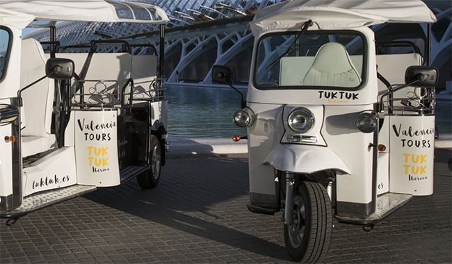 En nuestro país hay ciudades que utilizan el Tuk Tuk para paseos turísticos, como ocurre en Ávila o Valencia.
