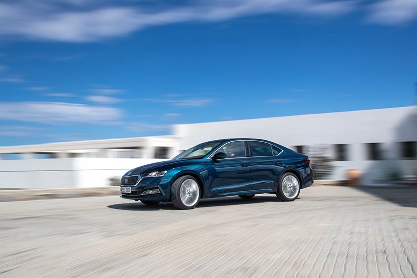 La cuarta generación del ŠKODA OCTAVIA incorpora dos versiones iV, híbridas enchufables.