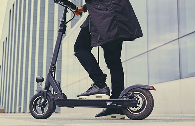 "Con el patinete plegable podemos acceder a todo tipo de transporte público, o incluso meterlo en el maletero del coche".