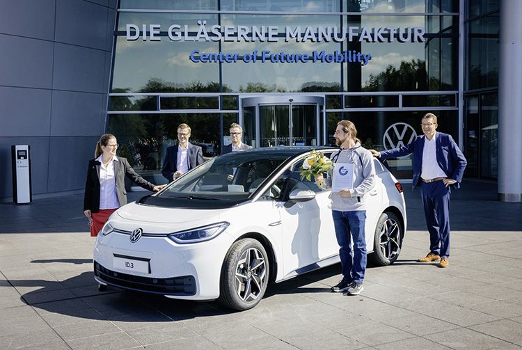 Primera entrega en Dresde: Silke Bagschik (Jefe de Ventas y Marketing Serie e-Mobility); Danny Auerswald (Jefe de Gläserne Manufaktur Dresden); Henning Schulzki (Jefe de Ventas y Marketing Gläserne Manufaktur Dresden); Christian Stadler (Primer cliente) y Reinhard de Vries (Director General de Tecnología y Logística Volkswagen Sajonia).