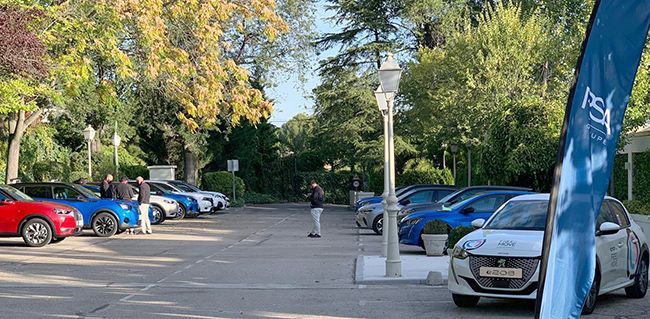 Grupo PSA ha realizado un gran despliegue de vehículos electrificados para su evento.