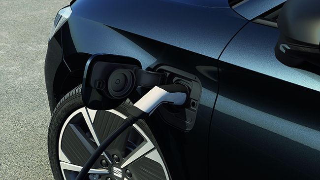 Algunas cifras del SEAT León e-Hybrid: 204 CV; 64 km de autonomía en modo eléctrico; precio desde 34.080 euros (sin ayudas, ni descuentos).